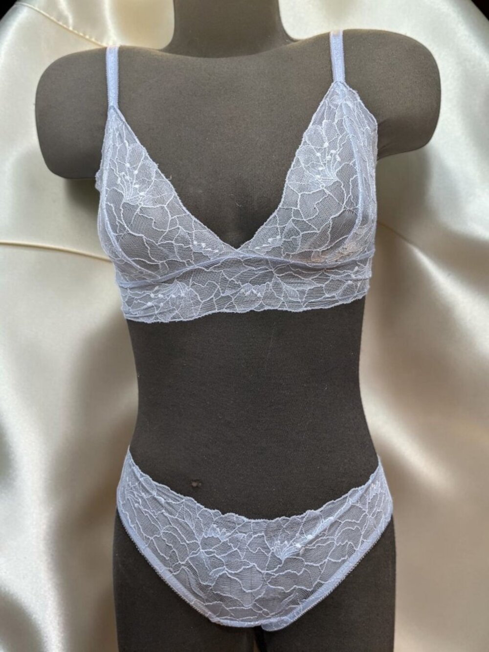 Samantha Chang Lace Sheer Sky Blue Bra set w Panty Size Medium New No Tags !!